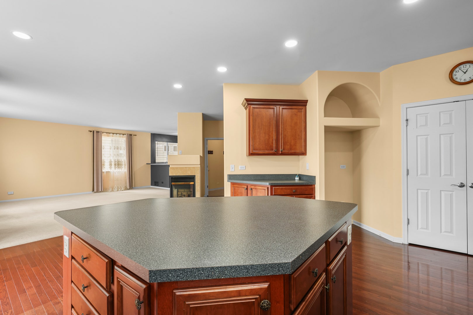 239 Pawtucket Avenue, Elgin, IL 60124 239 Pawtucket Avenue, Elgin, IL 60124