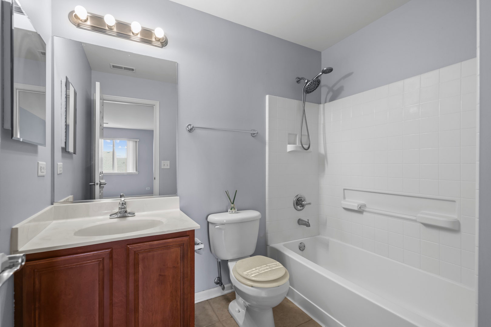 239 Pawtucket Avenue, Elgin, IL 60124 239 Pawtucket Avenue, Elgin, IL 60124
