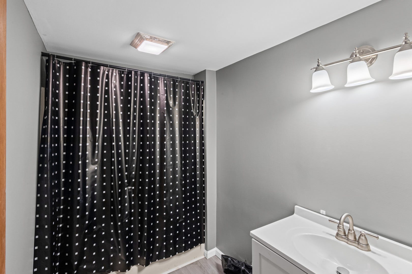 509 Mooney Drive, Joliet, IL 60435 basement bathroom