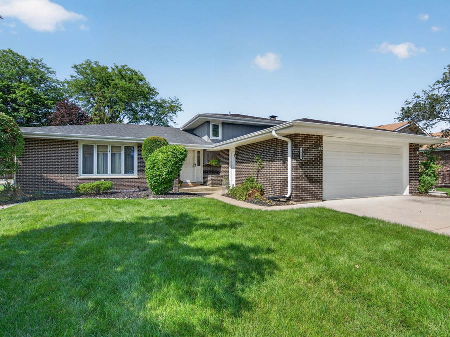 Property photo for 1609 Briarcrest Drive, New Lenox, IL