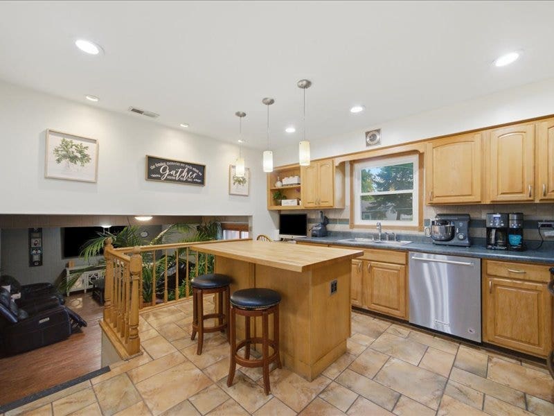 6313 Arcadia Drive, Tinley Park, IL 60477 6313 Arcadia Drive, Tinley Park, IL 60477