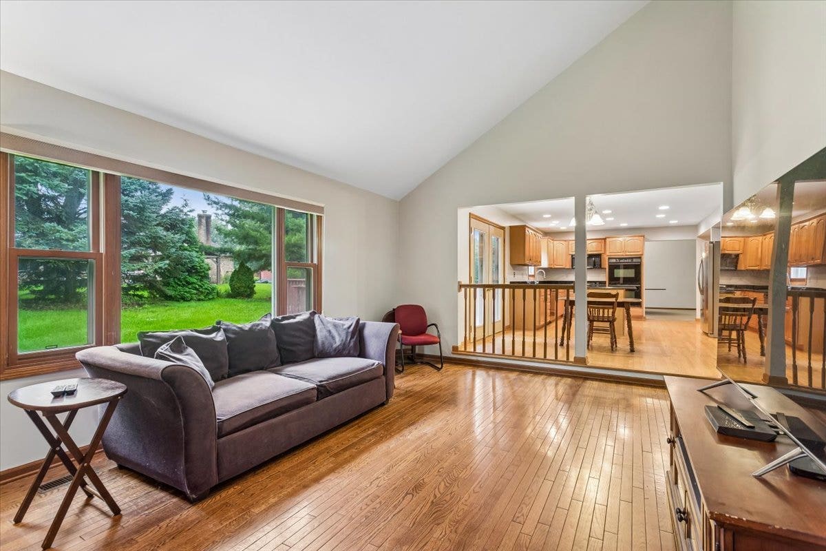 1056 Fox Valley Drive, Aurora, IL 60504 1056 Fox Valley Drive, Aurora, IL 60504