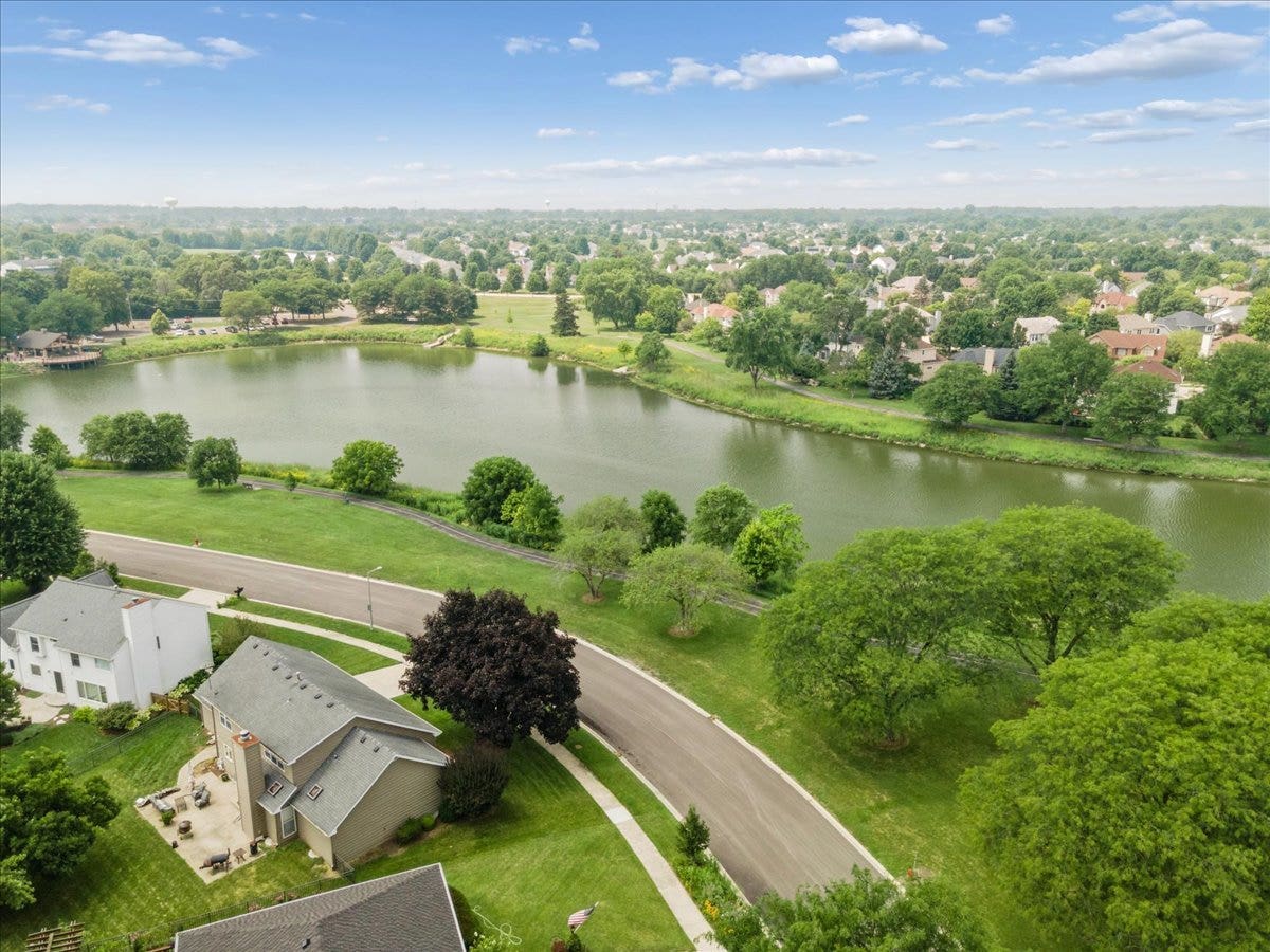 1056 Fox Valley Drive, Aurora, IL 60504 1056 Fox Valley Drive, Aurora, IL 60504