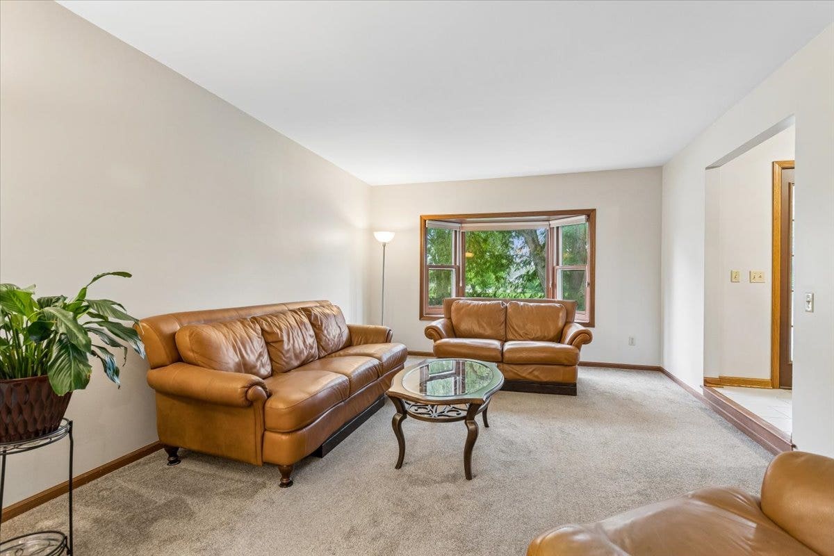 1056 Fox Valley Drive, Aurora, IL 60504 1056 Fox Valley Drive, Aurora, IL 60504