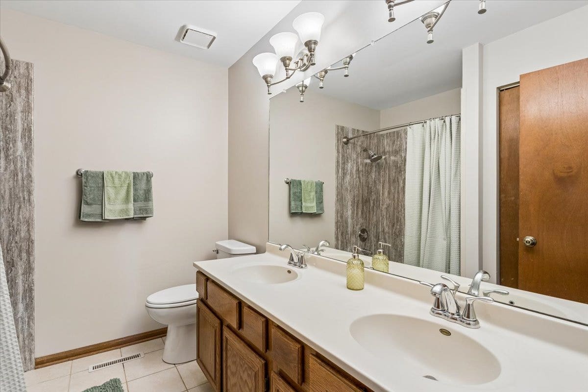 1056 Fox Valley Drive, Aurora, IL 60504 1056 Fox Valley Drive, Aurora, IL 60504