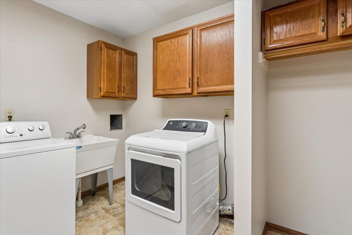 1056 Fox Valley Drive, Aurora, IL 60504 1056 Fox Valley Drive, Aurora, IL 60504