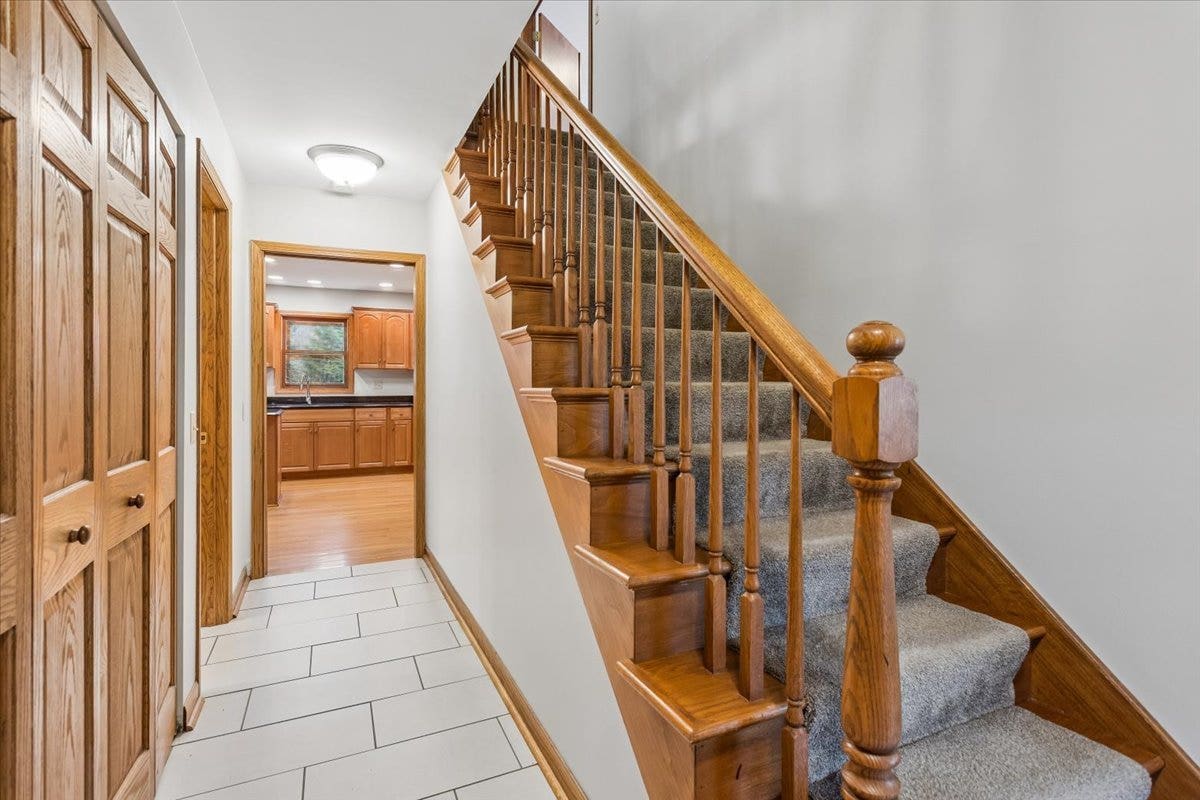 1056 Fox Valley Drive, Aurora, IL 60504 1056 Fox Valley Drive, Aurora, IL 60504