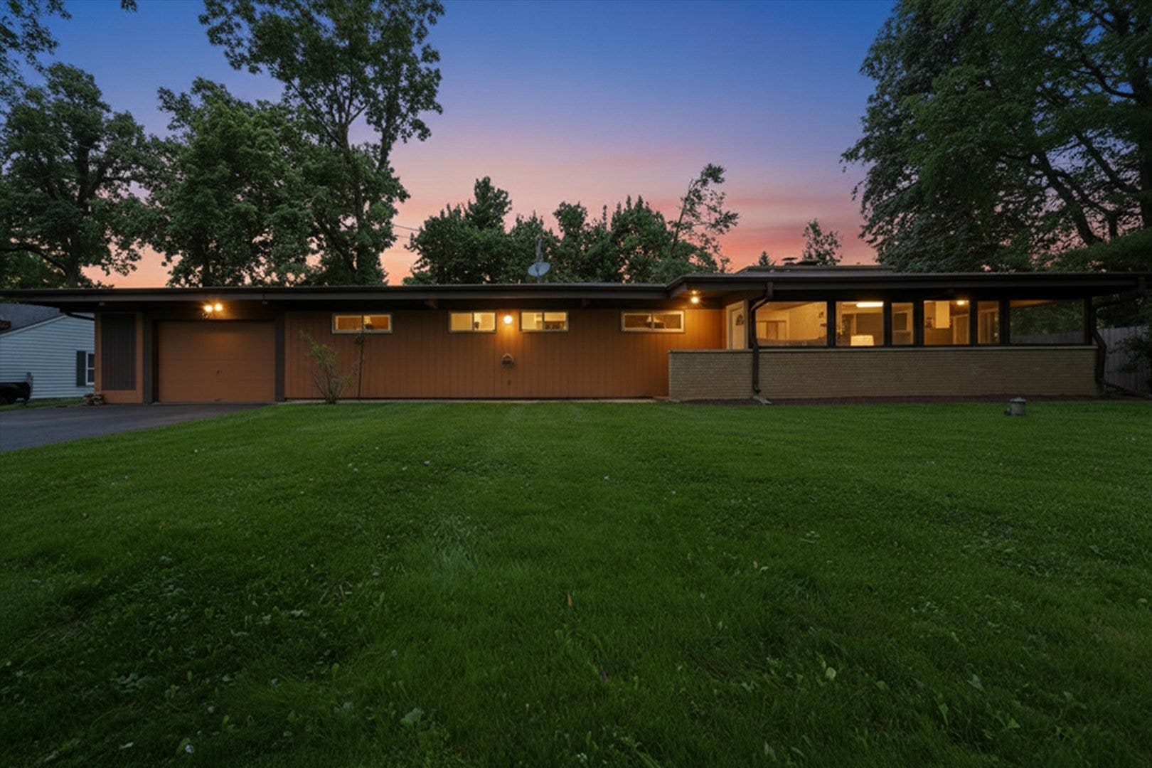 1460 Eagle Road, Elgin, IL 60123 Beautiful Mid-Century Modern ranch with timeless a