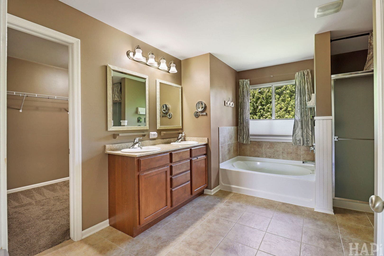 462 E Amberside Drive, Elgin, IL 60124 462 E Amberside Drive, Elgin, IL 60124