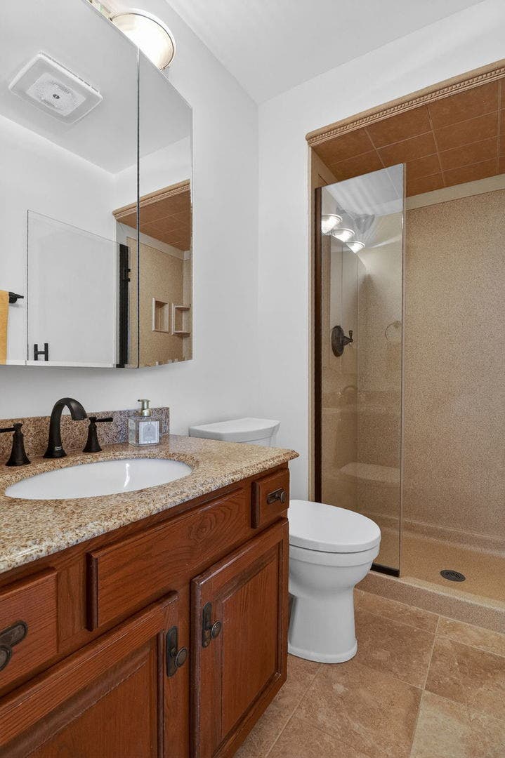 1110 Valley View Drive, Downers Grove, IL 60516 1110 Valley View Drive, Downers Grove, IL 60516