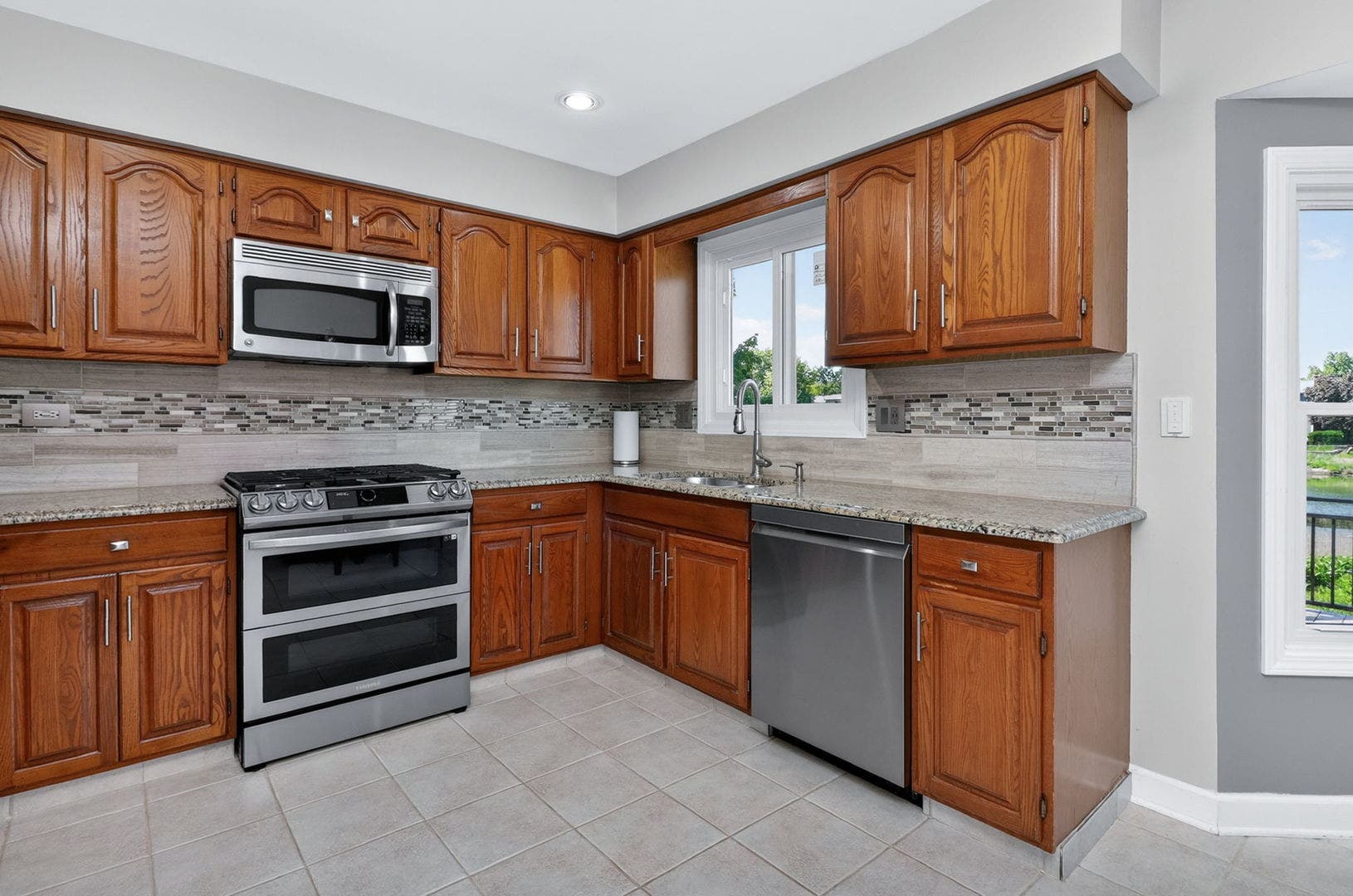 1110 Valley View Drive, Downers Grove, IL 60516 1110 Valley View Drive, Downers Grove, IL 60516