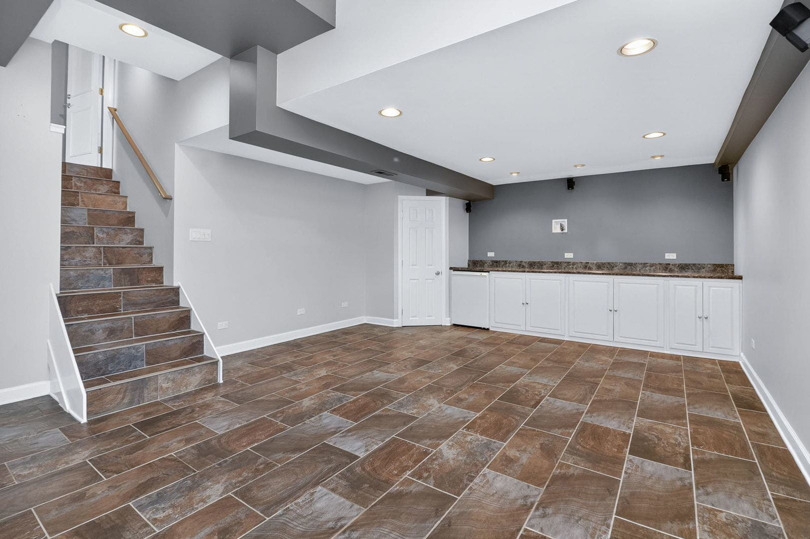 1110 Valley View Drive, Downers Grove, IL 60516 1110 Valley View Drive, Downers Grove, IL 60516