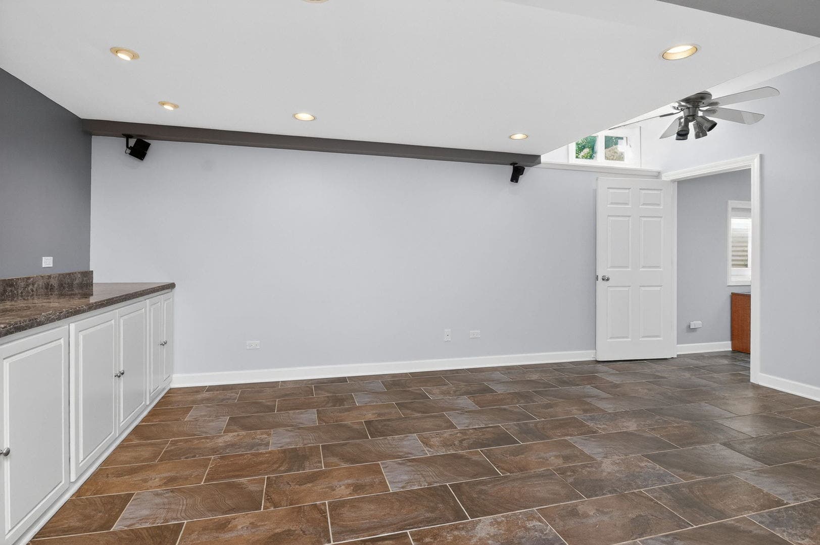 1110 Valley View Drive, Downers Grove, IL 60516 1110 Valley View Drive, Downers Grove, IL 60516