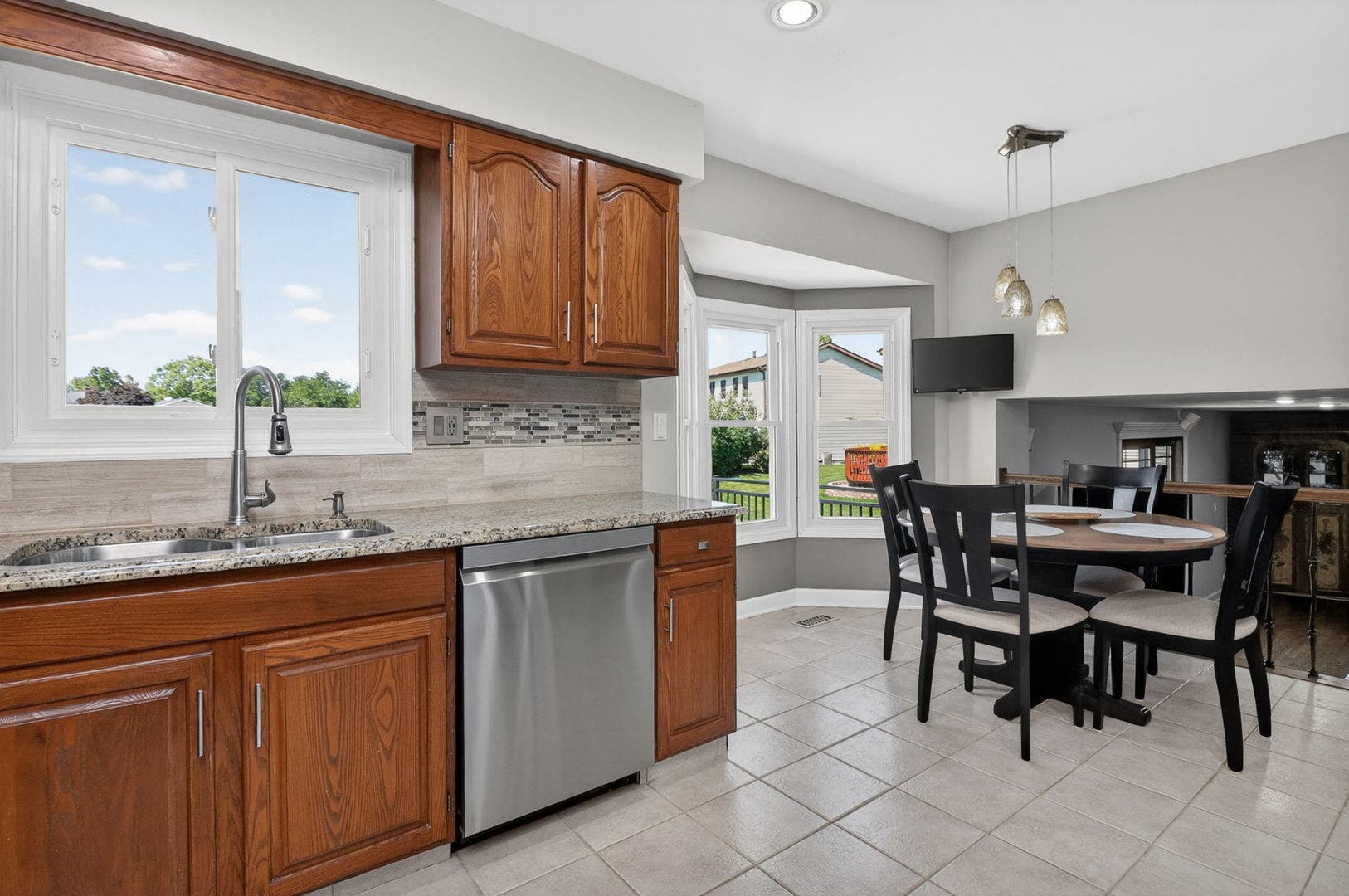 1110 Valley View Drive, Downers Grove, IL 60516 1110 Valley View Drive, Downers Grove, IL 60516