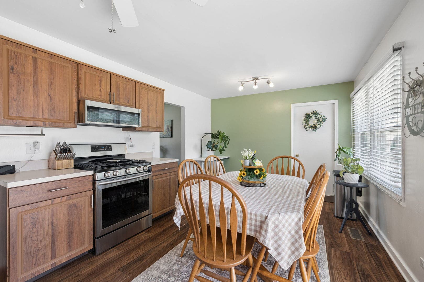 214 Lincolnshire Lane, Bolingbrook, IL 60440 214 Lincolnshire Lane, Bolingbrook, IL 60440