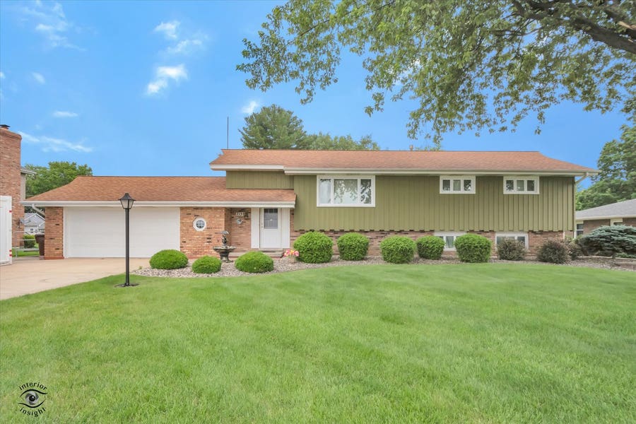 Property photo for 713 Oak Park Avenue, Beecher, IL