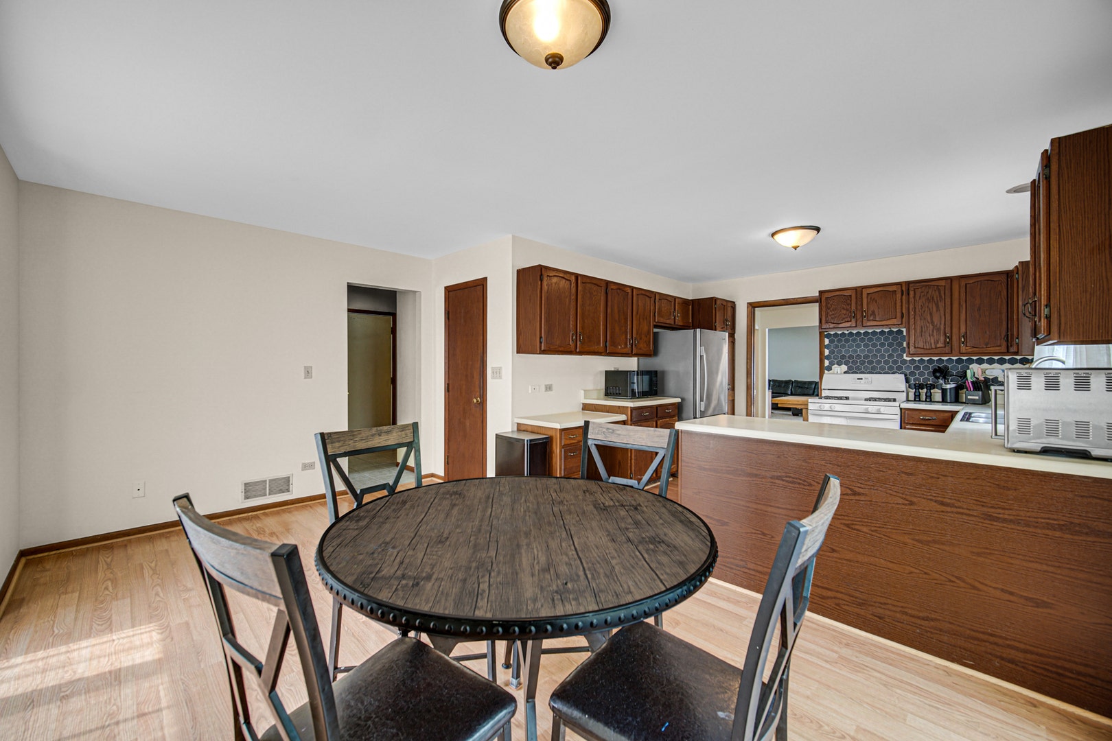 2075 Valley Creek Drive, Elgin, IL 60123 2075 Valley Creek Drive, Elgin, IL 60123