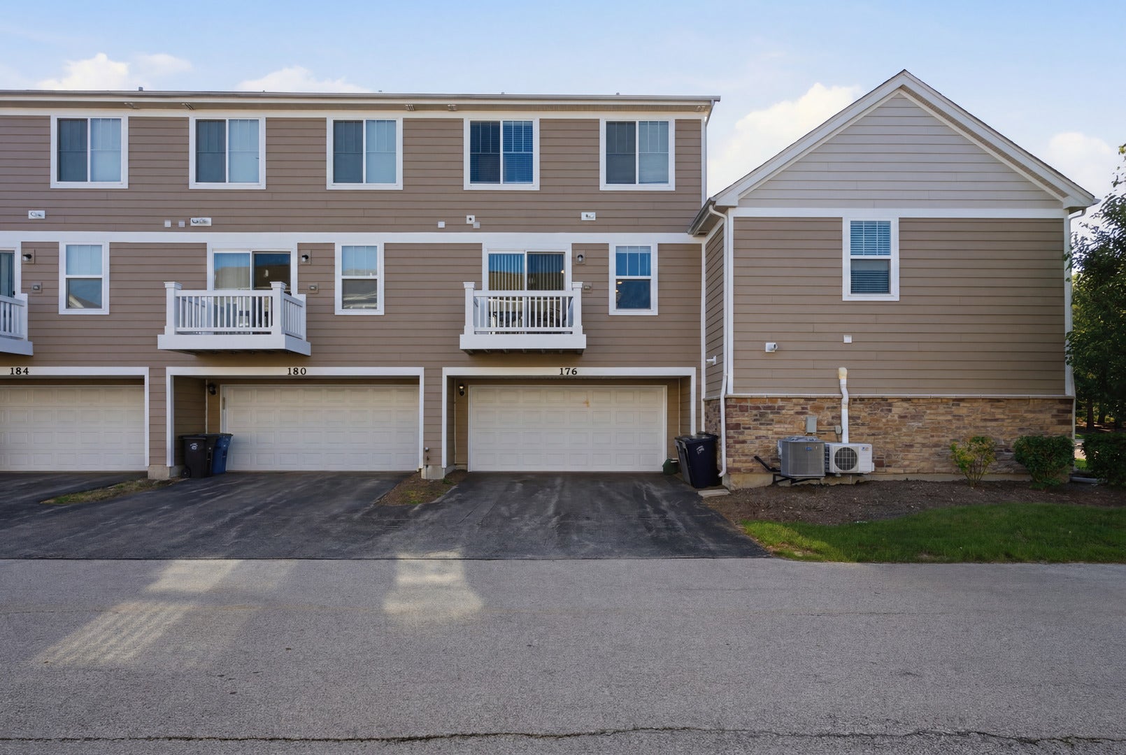 176 Goldenrod Drive, Elgin, IL 60124 176 Goldenrod Drive, Elgin, IL 60124