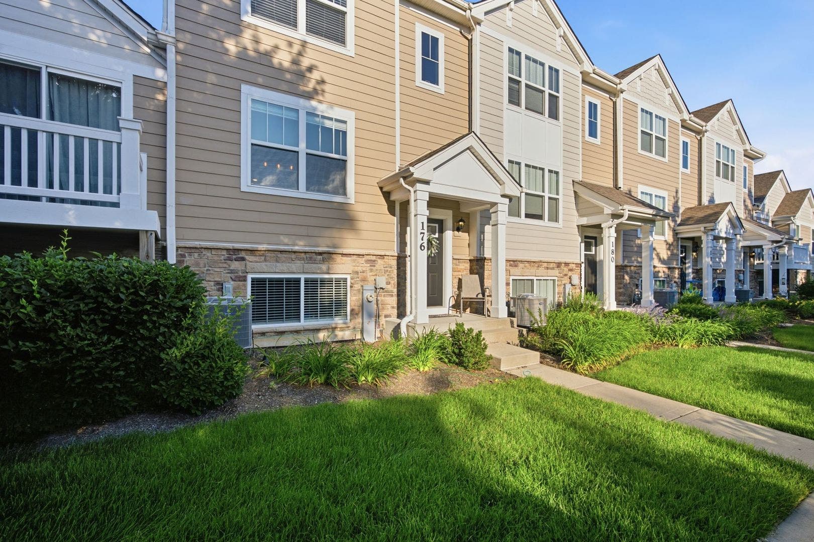 176 Goldenrod Drive, Elgin, IL 60124 176 Goldenrod Drive, Elgin, IL 60124
