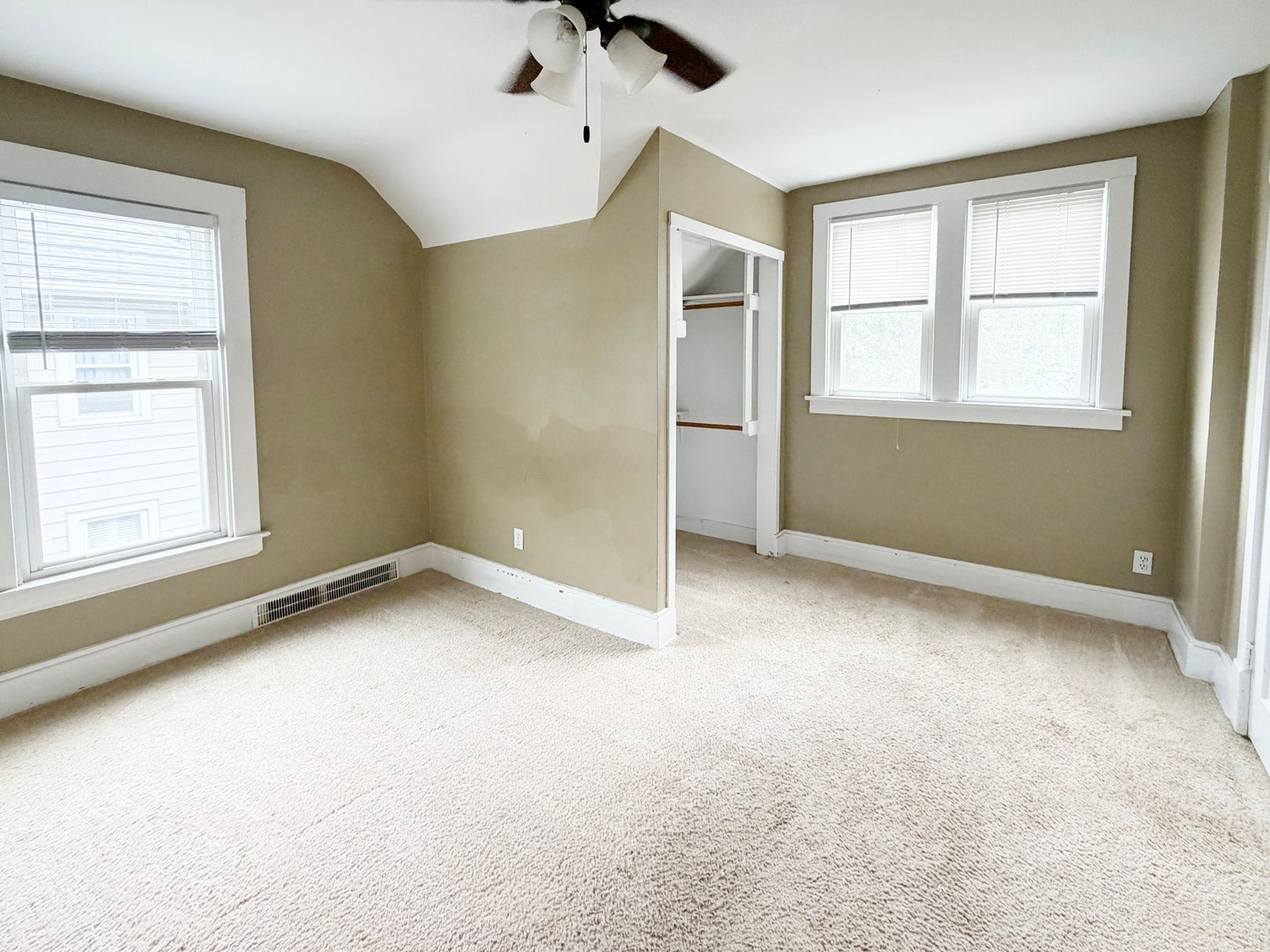 26 Monroe Avenue, Elgin, IL 60123