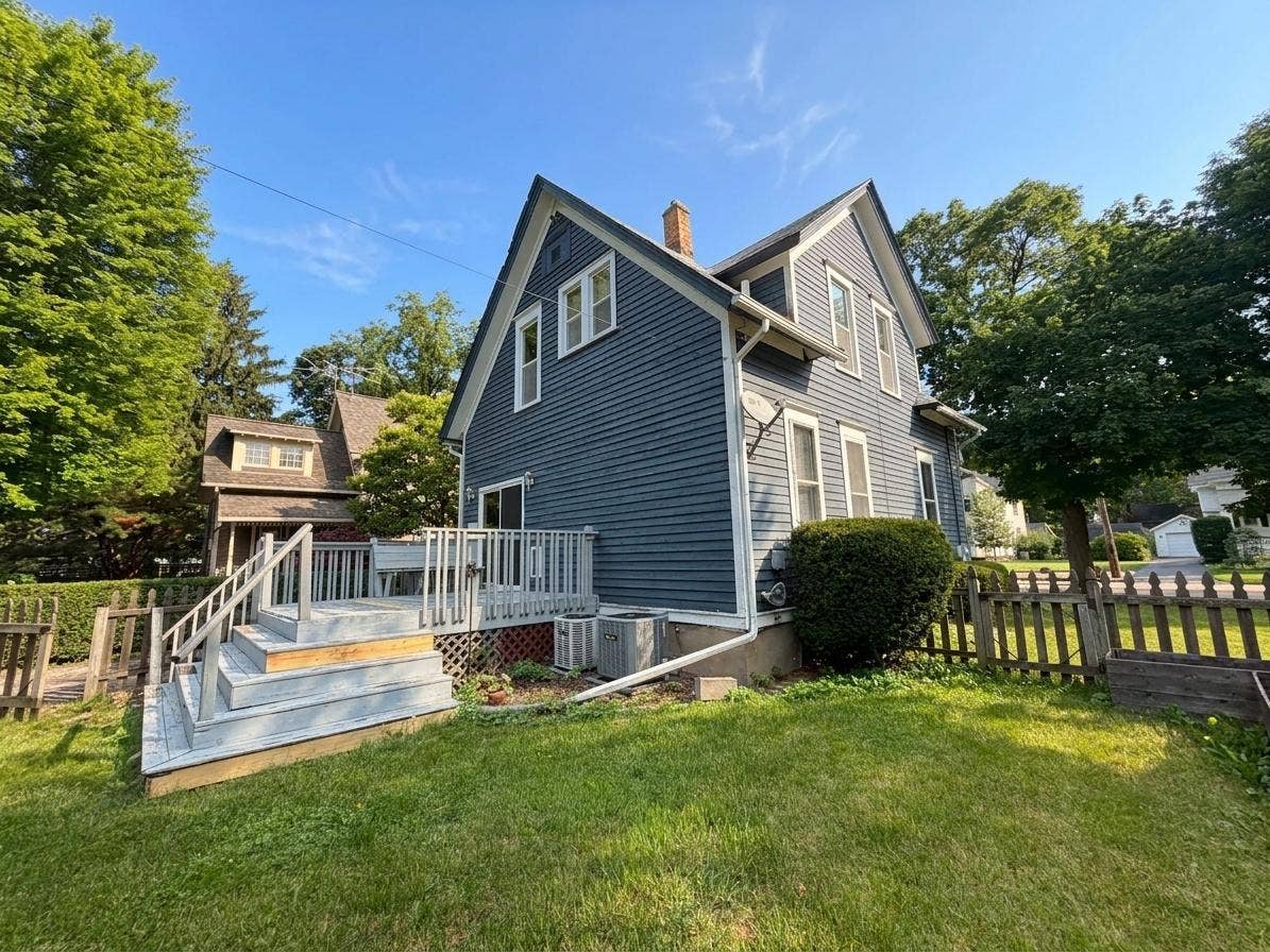 26 Monroe Avenue, Elgin, IL 60123