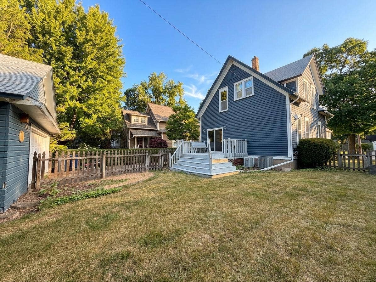 26 Monroe Avenue, Elgin, IL 60123