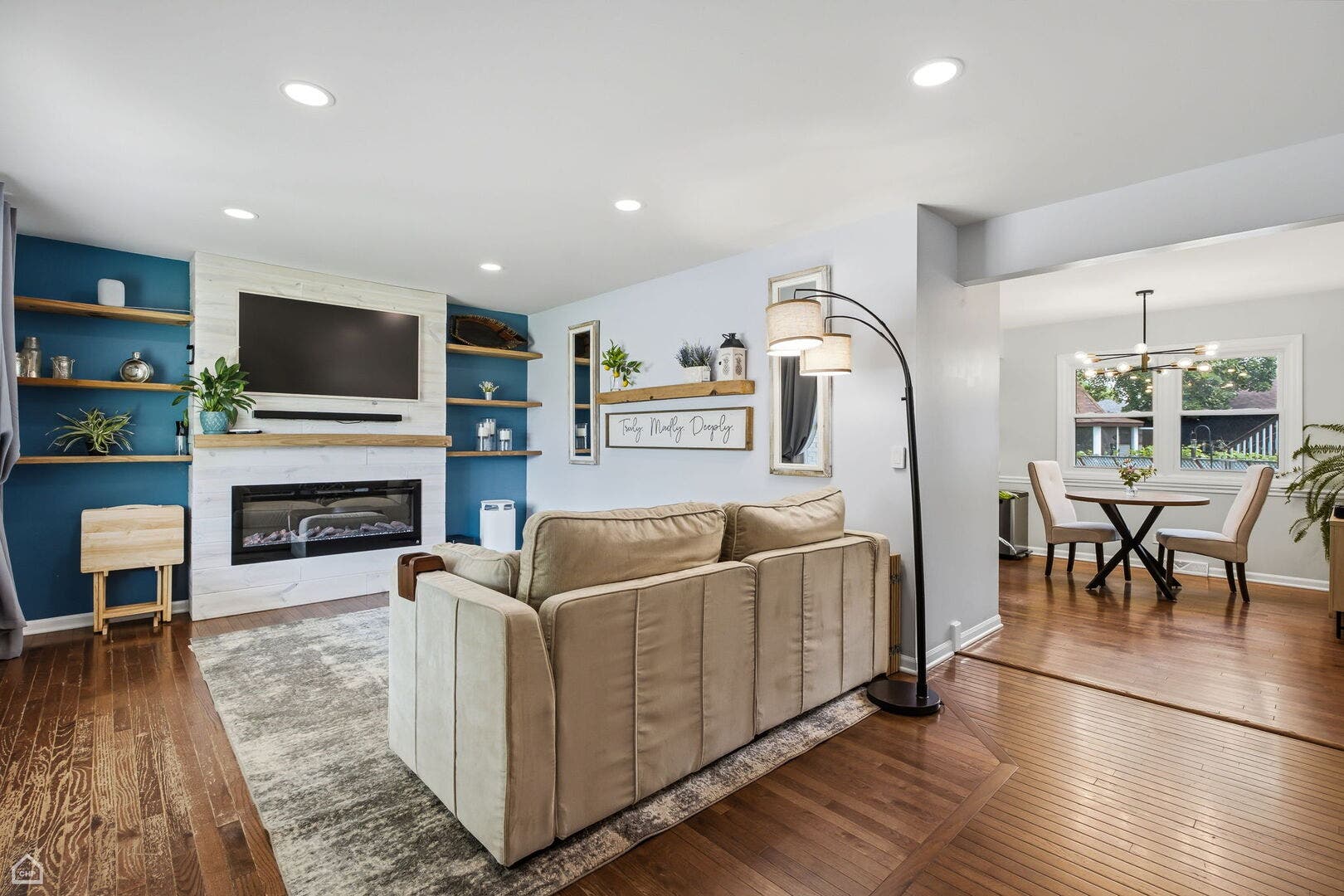 1978 N Fork Circle, Elgin, IL 60123 1978 N Fork Circle, Elgin, IL 60123