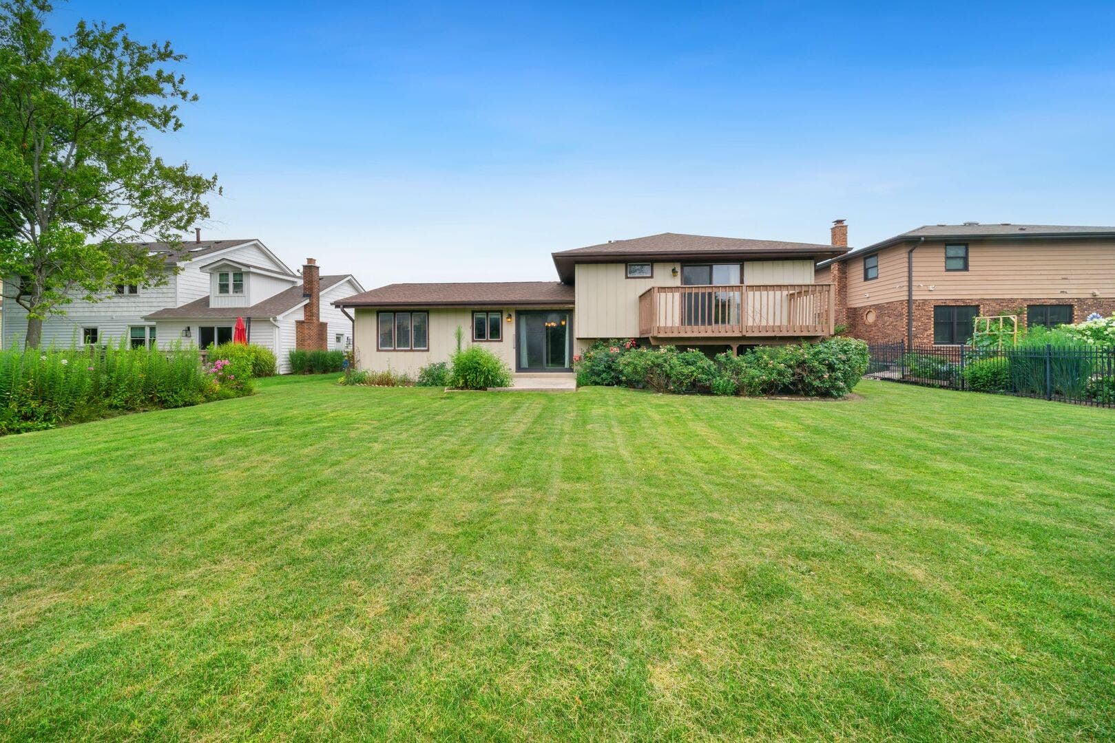 901 Claremont Drive, Downers Grove, IL 60516