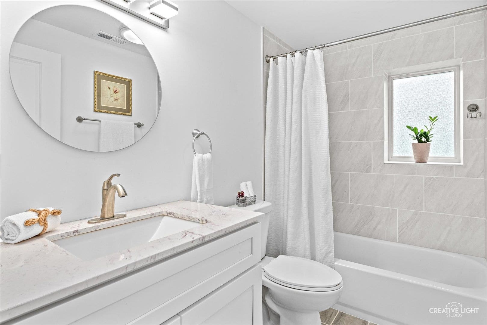 337 E Briarcliff Road, Bolingbrook, IL 60440 A fully remodeled second bathroom adds convenience