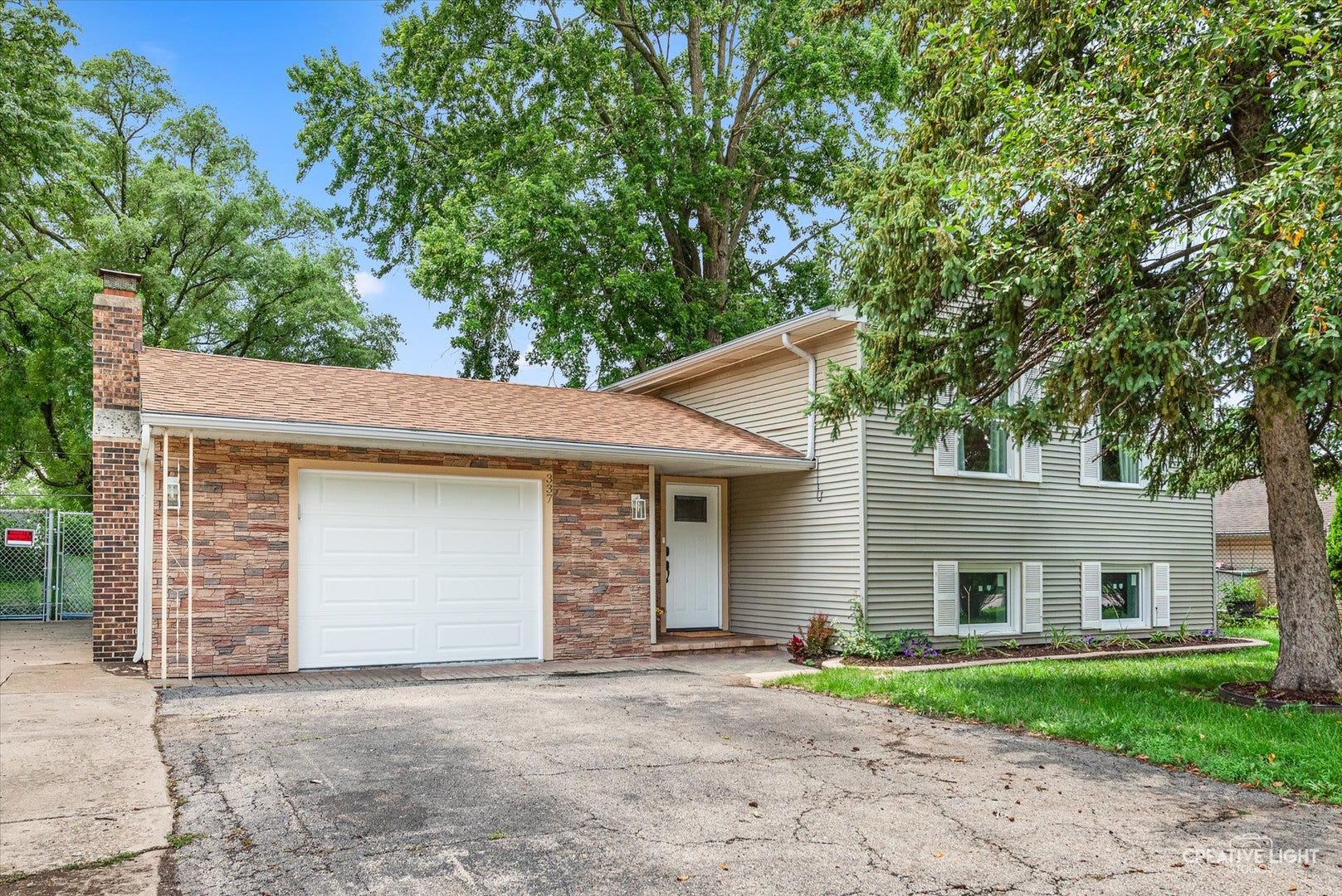 337 E Briarcliff Road, Bolingbrook, IL 60440 Welcome home to this beautifully renovated Bolingb