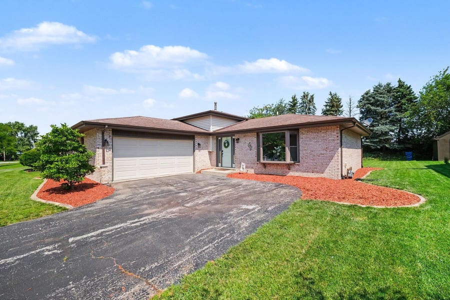 Property photo for 537 Willow Lane, Beecher, IL