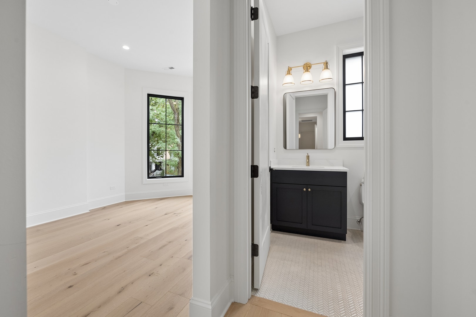 Chicago, IL 60657