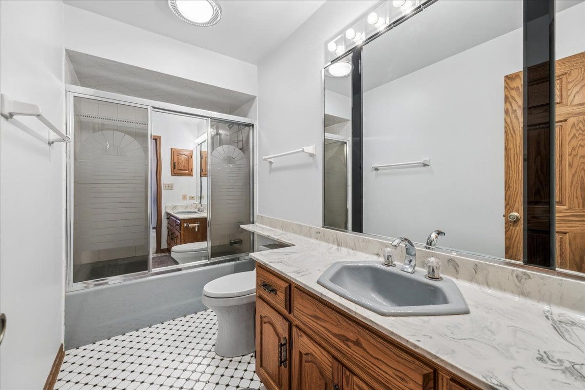 6037 Dunham Road, Downers Grove, IL 60516 6037 Dunham Road, Downers Grove, IL 60516