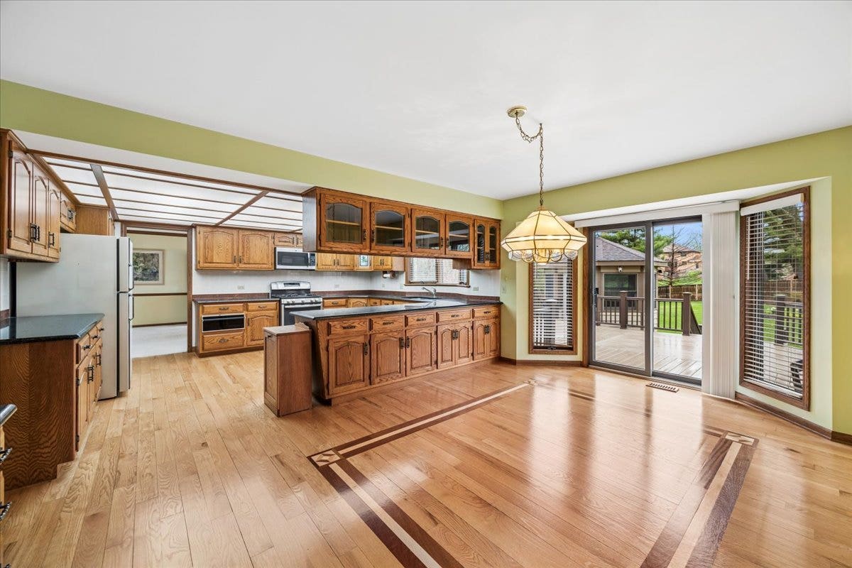 6037 Dunham Road, Downers Grove, IL 60516 6037 Dunham Road, Downers Grove, IL 60516