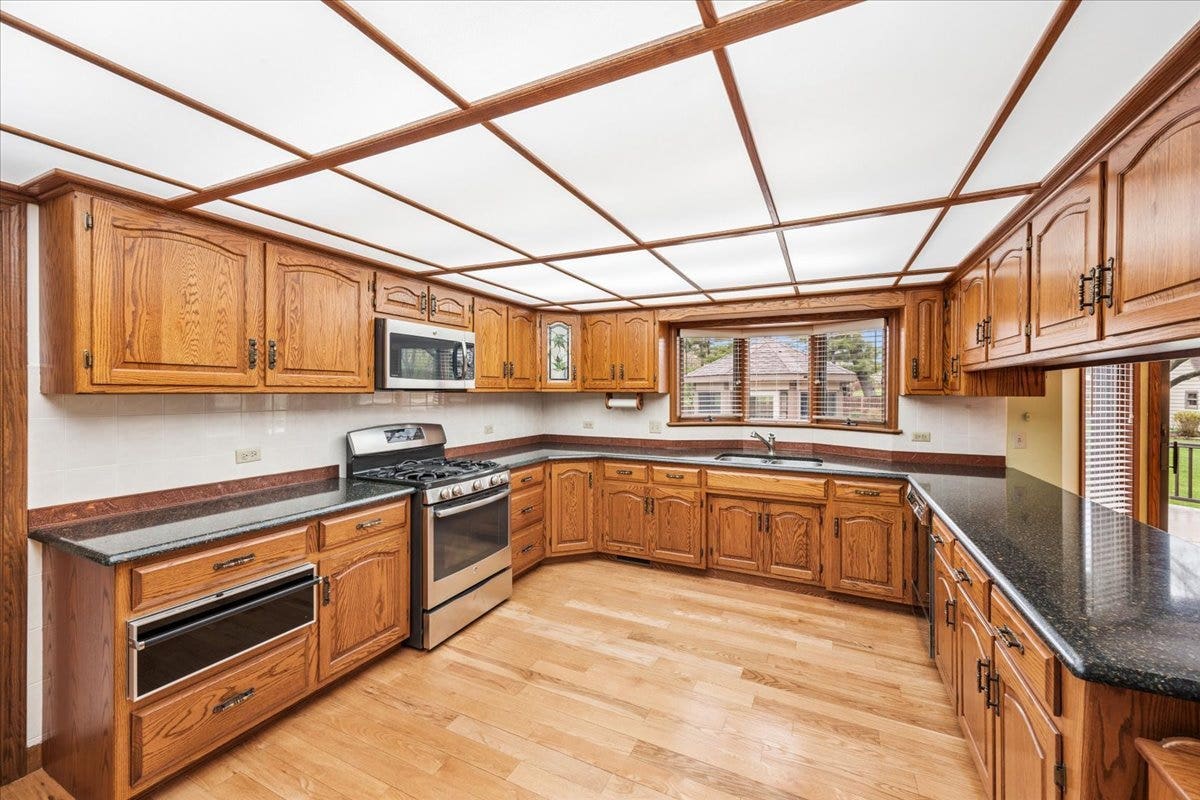 6037 Dunham Road, Downers Grove, IL 60516 6037 Dunham Road, Downers Grove, IL 60516