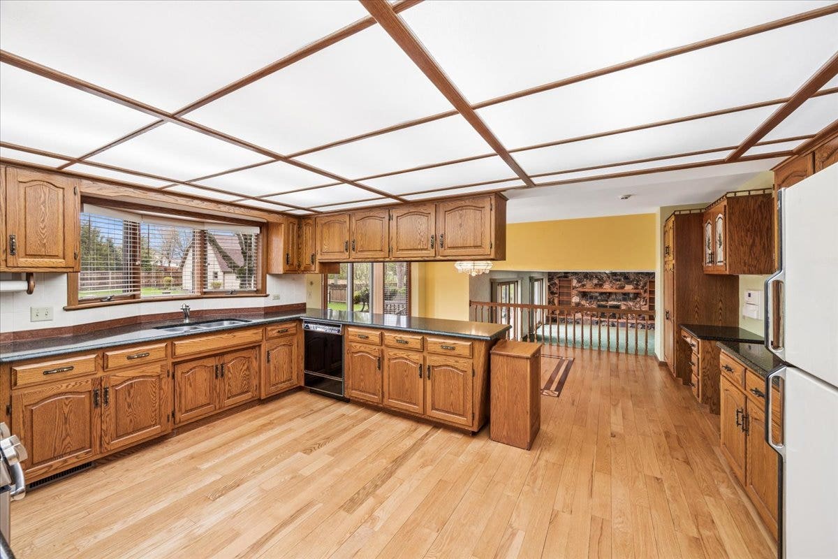 6037 Dunham Road, Downers Grove, IL 60516 6037 Dunham Road, Downers Grove, IL 60516