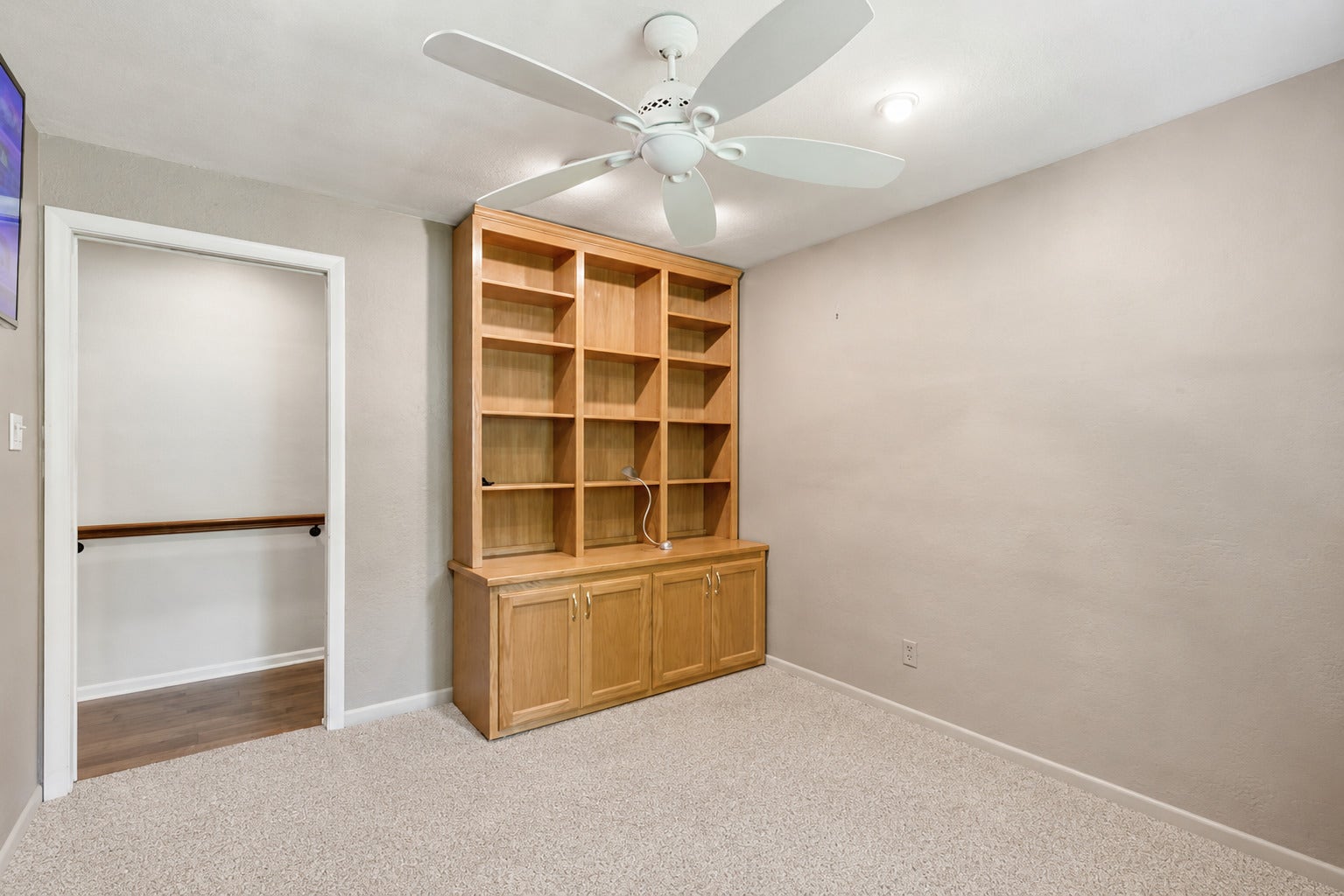 3rd bedroom iwth new carpet