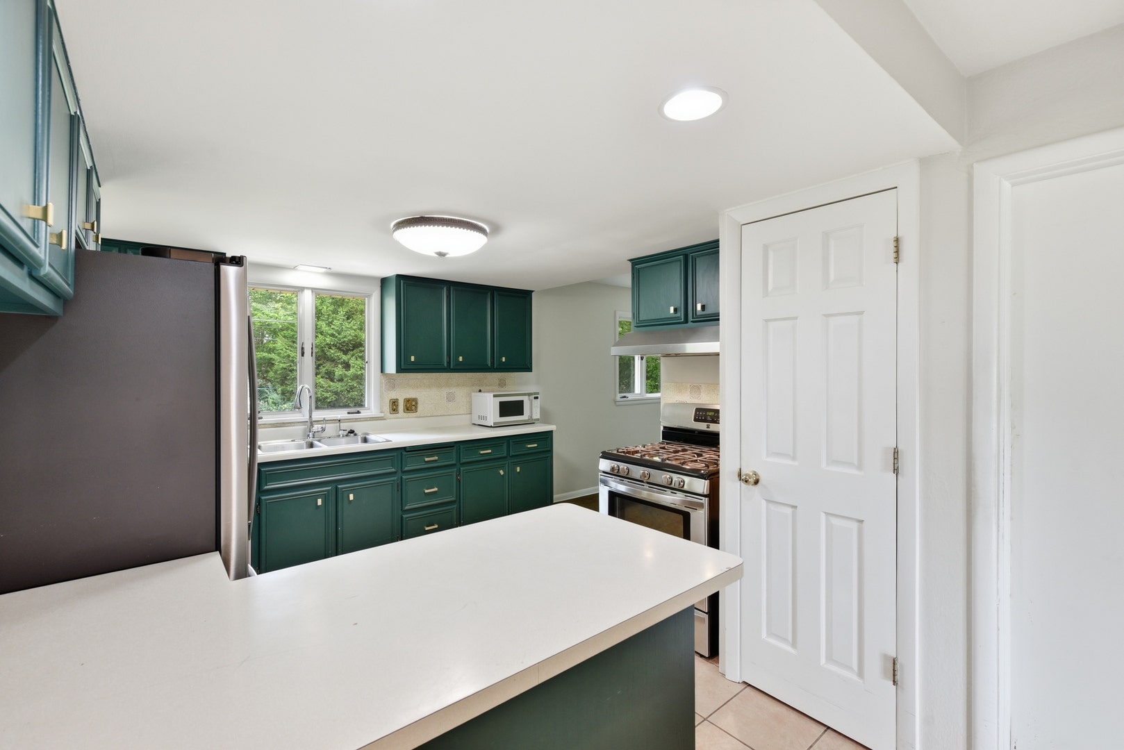Breakfast Bar and 1st pantry