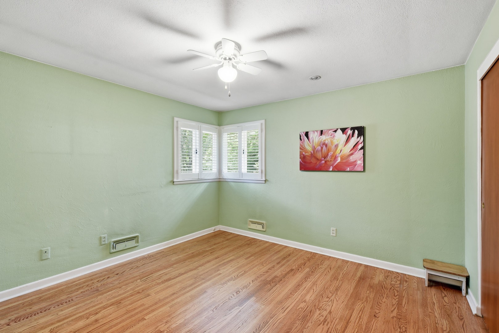 2nd  bedroom with plantation shutters