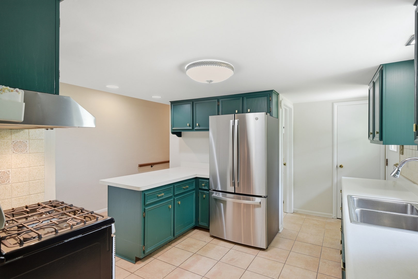 Kitchen offers stainless steel appliances. In the