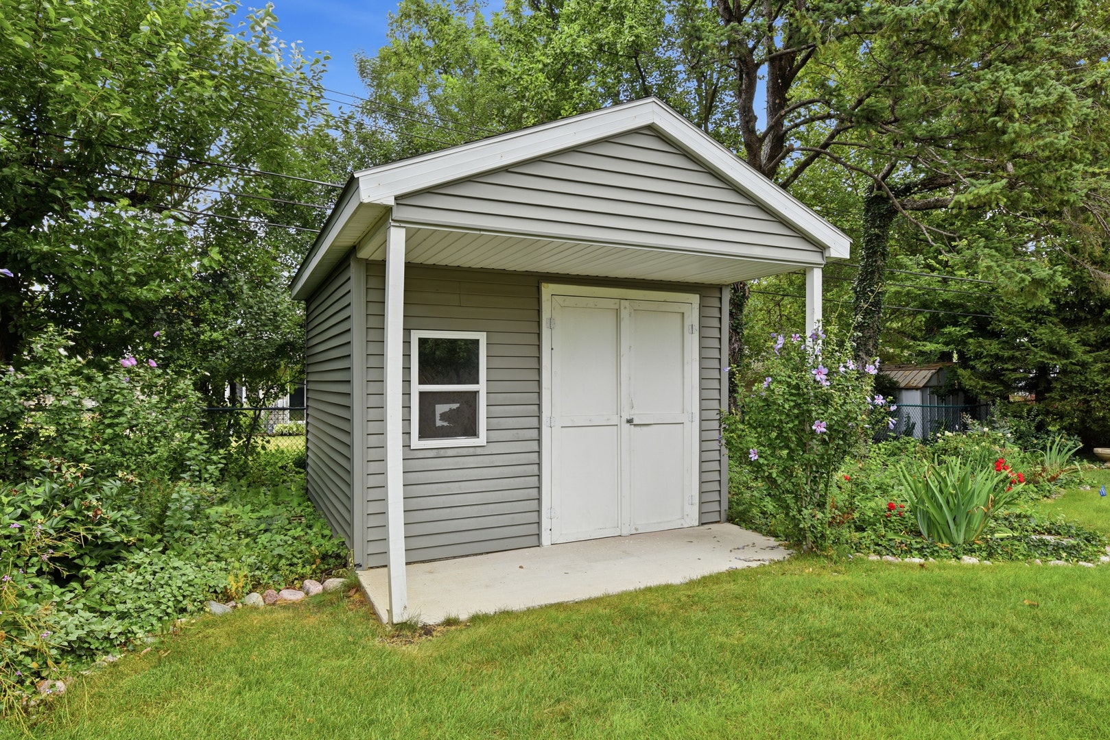 Large shed on the concrete footing, tons of perenn