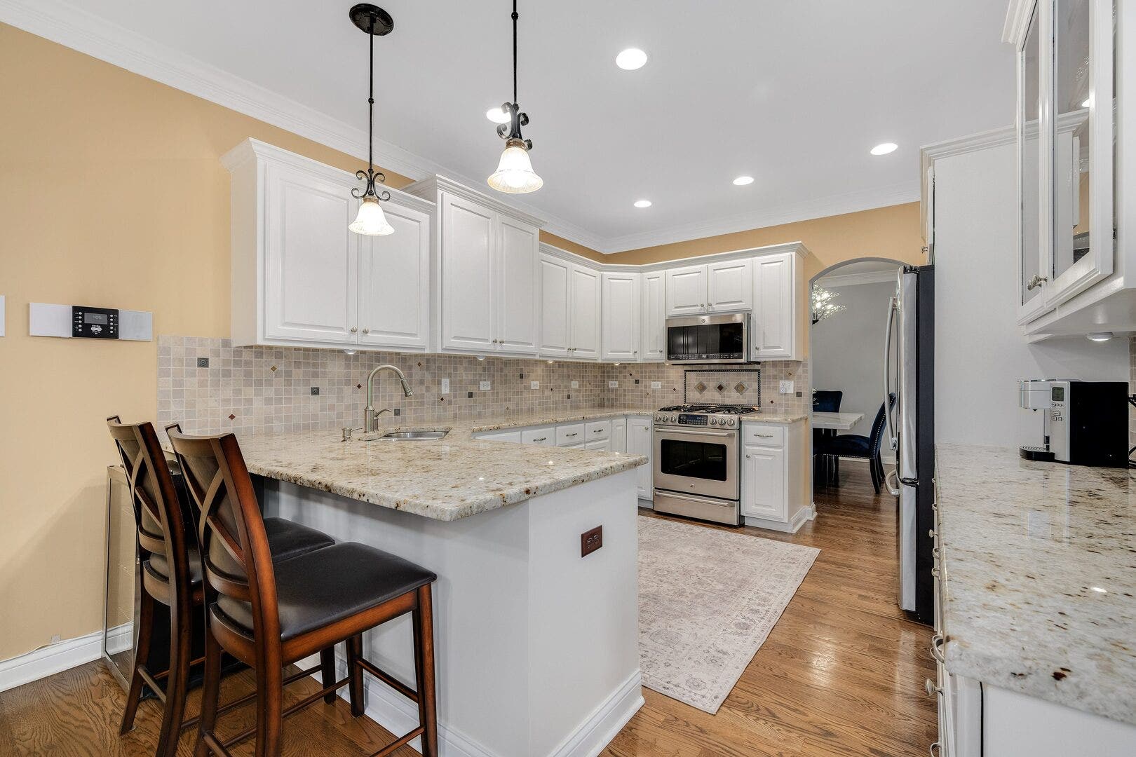 2454 Durand Drive, Downers Grove, IL 60516 2454 Durand Drive, Downers Grove, IL 60516