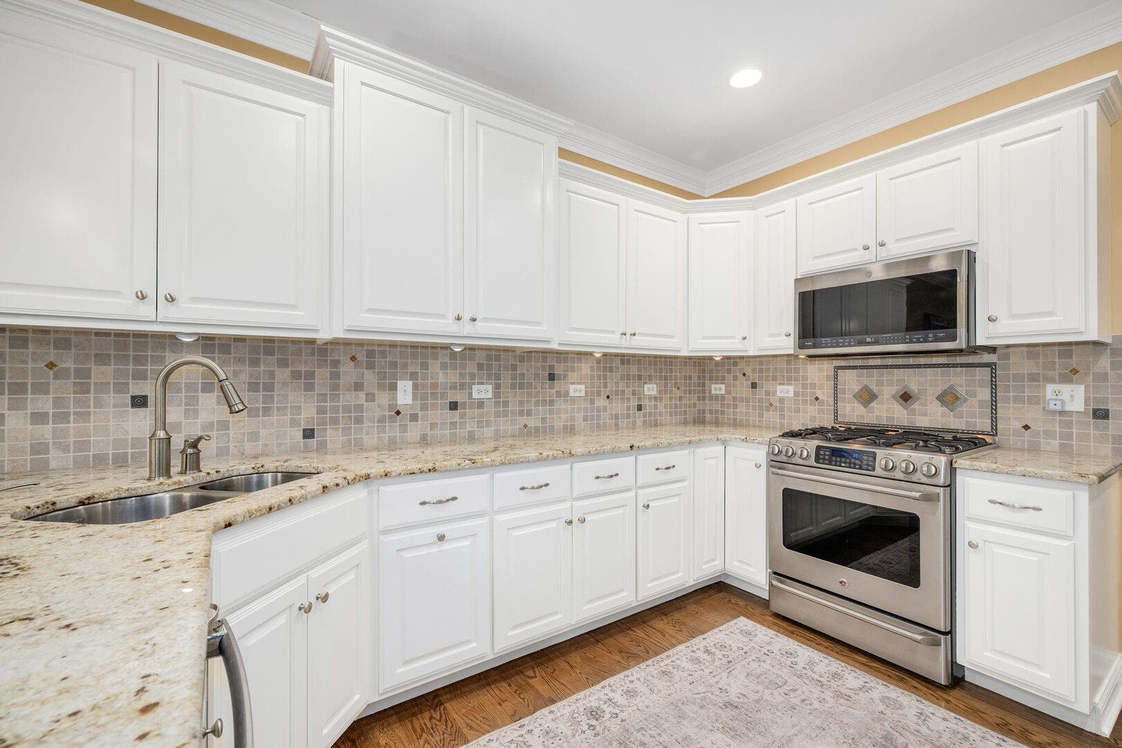 2454 Durand Drive, Downers Grove, IL 60516 2454 Durand Drive, Downers Grove, IL 60516