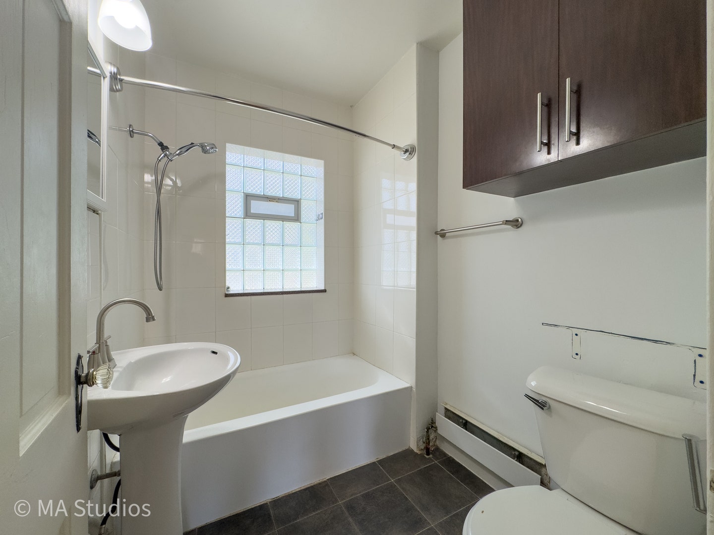 216 Wilcox Avenue, Elgin, IL 60123 First Floor Bathroom