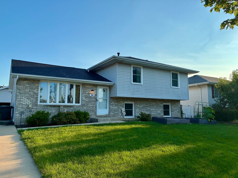Property photo for 7001 Grantham Drive, Joliet, IL