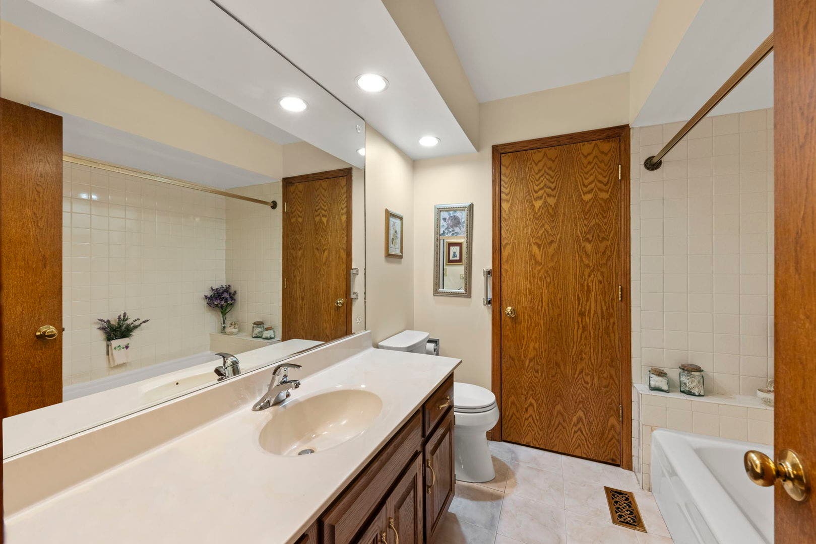 597 Piccadilly Lane, Bolingbrook, IL 60440 597 Piccadilly Lane, Bolingbrook, IL 60440