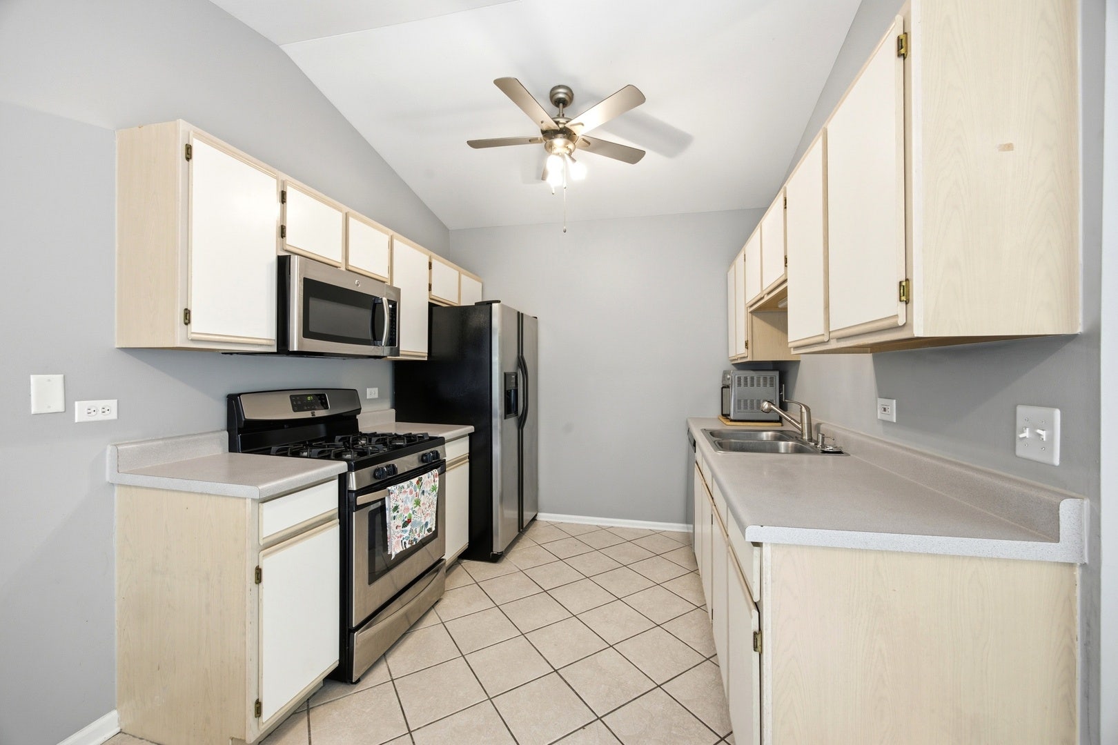 383 Woodview Circle, #D, Elgin, IL 60120