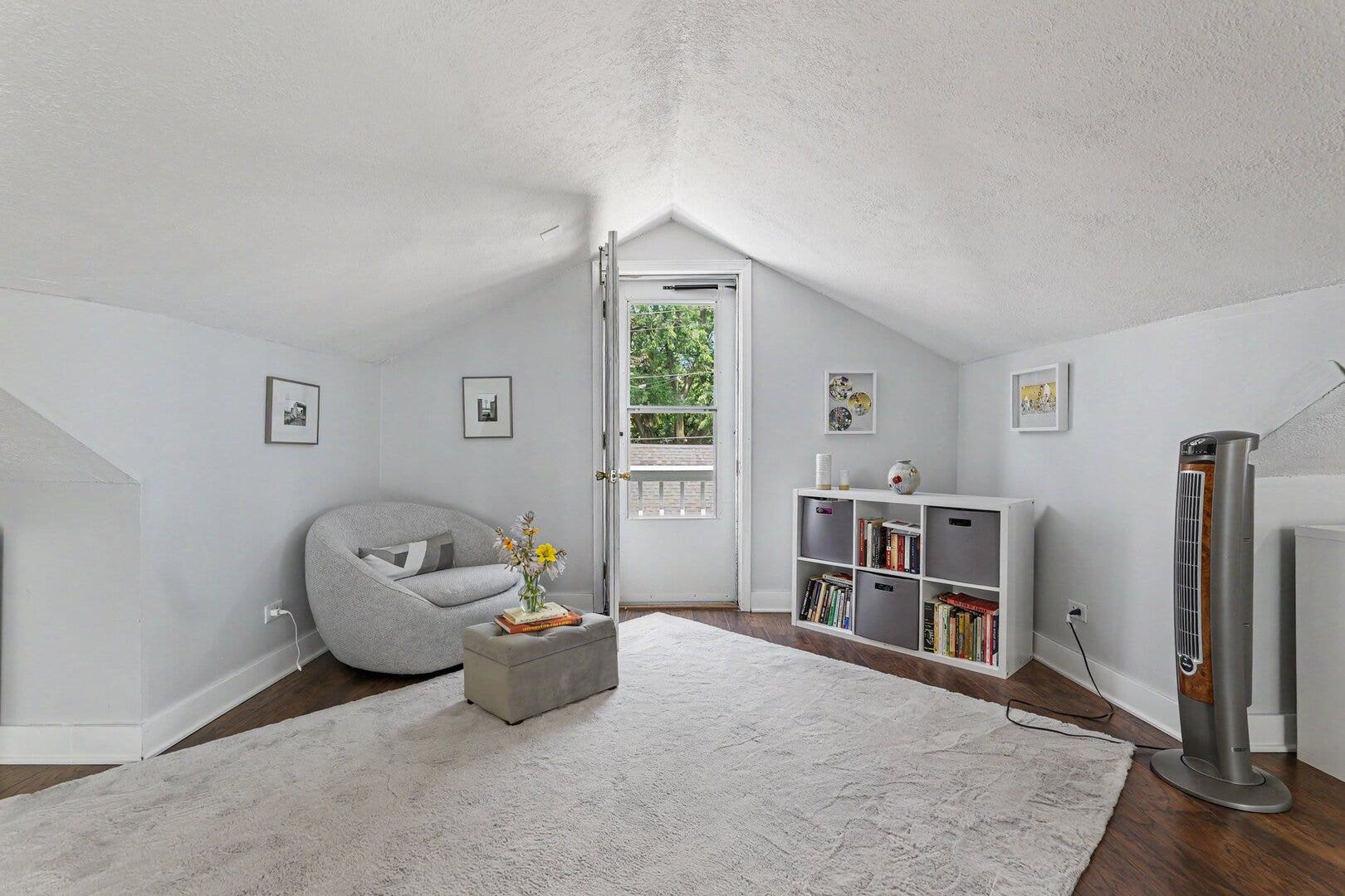 1009 John Street, Joliet, IL 60435 sitting area in primary with balcony access