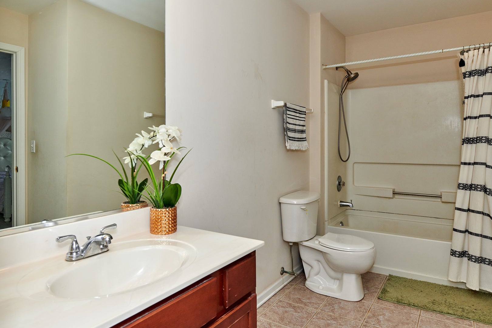 2468 ROSEHALL Lane, Aurora, IL 60503 2nd Floor Bathroom