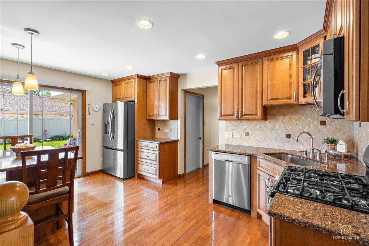 8124 Nottingham Road, Tinley Park, IL 60477 8124 Nottingham Road, Tinley Park, IL 60477